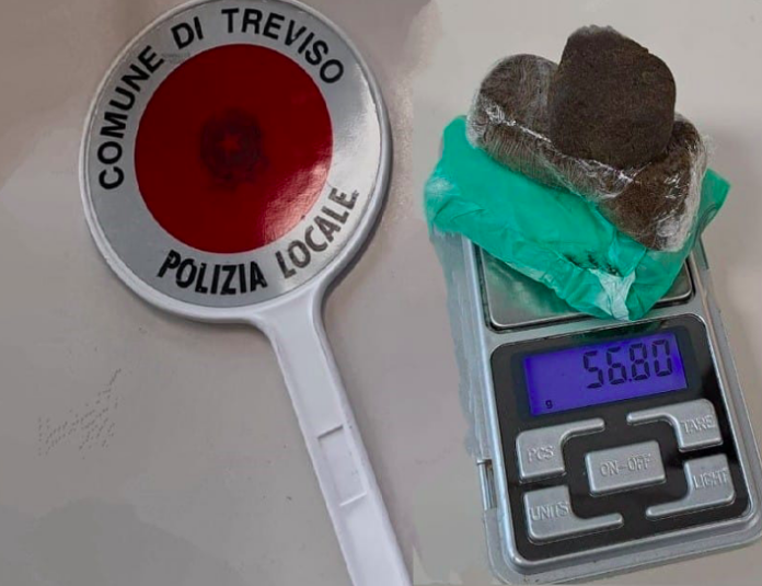 Il materiale per lo spaccio sequestrato dalla Polizia Locale di Treviso Il materiale per lo spaccio sequestrato dalla Polizia Locale di Treviso