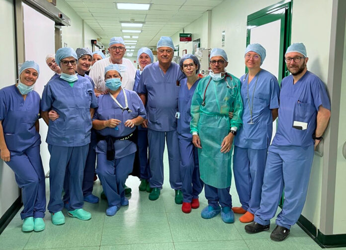 Lo staff dell'Ospedale di Portogruaro che ha eseguito il parto cesareo dolce Lo staff dell'Ospedale di Portogruaro che ha eseguito il parto cesareo dolce