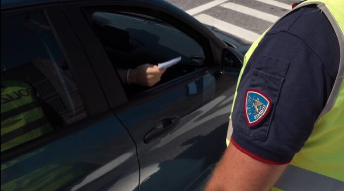 La Polizia Stradale durante controlli di documenti La Polizia Stradale durante controlli di documenti