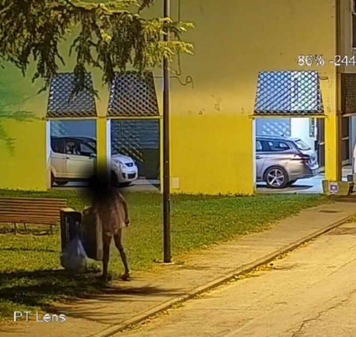 Via Campania, un ecovandalo abbandona i rifiuti Via Campania, un ecovandalo abbandona i rifiuti