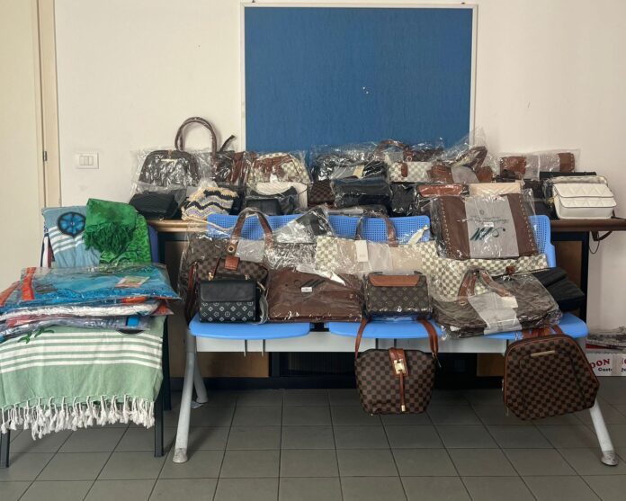 Le borse contraffatte e i teli mare sequestrati Le borse contraffatte e i teli mare sequestrati