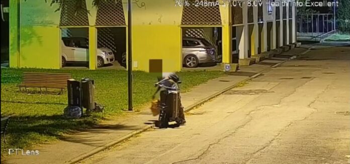 L'ecovandalo mentre abbandona i rifiuti in via Campania L'ecovandalo mentre abbandona i rifiuti in via Campania