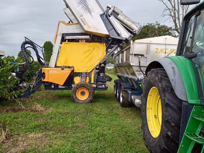 Una macchina vendemmiatrice Una macchina vendemmiatrice