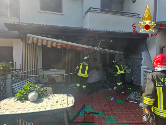 Istrana, incendio all'ingresso di una casa Istrana, incendio all'ingresso di una casa