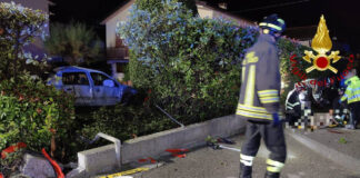 Vedelago, perde il controllo dell’auto e finisce in un giardino Vedelago, l'auto uscita di strada e finita in un giardino privato