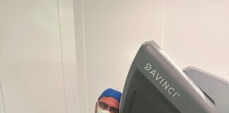 Conegliano, primo intervento di chirurgia ginecologica con robot Da Vinci Il dottor Alberto Candiotto al Robot da Vinci