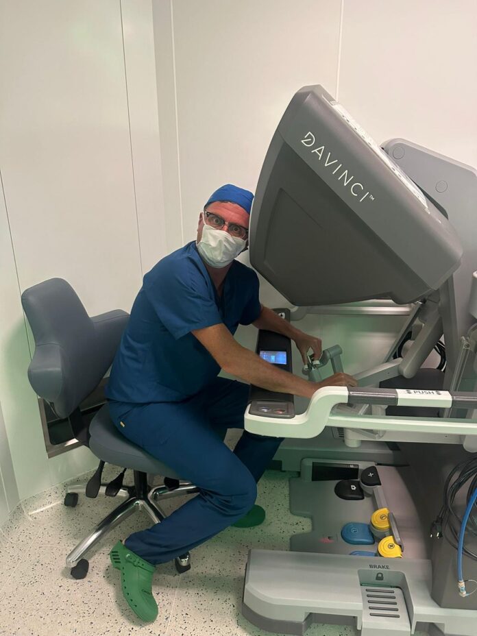 Il dottor Alberto Candiotto al Robot da Vinci Il dottor Alberto Candiotto al Robot da Vinci