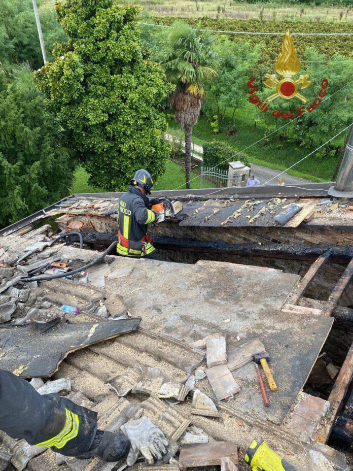 Il tetto danneggiato forse da un fulmine Il tetto danneggiato forse da un fulmine