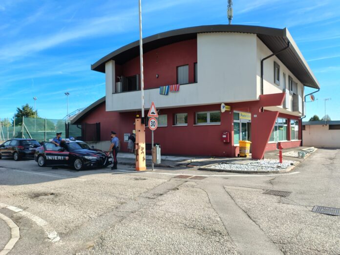 I Carabinieri davanti al Bancomat di Resana I Carabinieri davanti al Bancomat di Resana