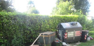 Abbandonano rifiuti intorno ai cassonetti di un’isola ecologica di Spinea: multati marito e moglie di Mira I rifiuti abbandonati da due coniugi di Mira nell'isola ecologica di Spinea - foto Veritas