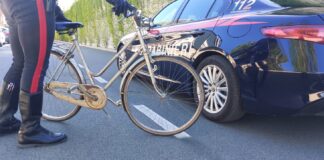 44enne palpeggia una ragazzina, le amiche chiamano i Carabinieri che lo arrestano I Carabinieri sul luogo della violenza sessuale