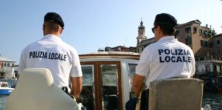 Turisti sorpresi a tuffarsi in Canal Grande: sanzionati e allontanati da Venezia Polizia Locale di Venezia in servizio in Canal Grande - foto dal sito del Comune di Venezia