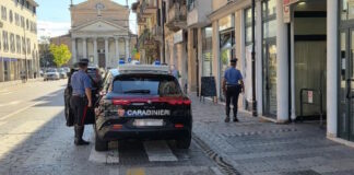 San Donà, schiaccia un ciclista con l’auto contro una vetrina e lo minaccia con una mannaia: arrestato San Donà, i Carabinieri sul luogo dove è avvenuta la colluttazione