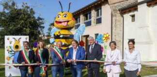 Apicoltori riuniti a Ponzano per la Festa del Miele Taglio del nastro per la Festa del Miele a Ponzano, 2025