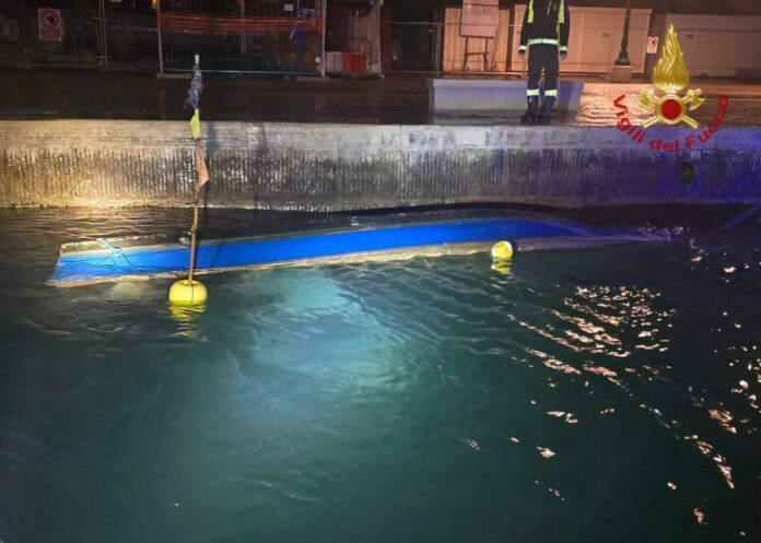 La barca con a bordo i tre pescatori finita in acqua a San Marco La barca con a bordo i tre pescatori finita in acqua a San Marco