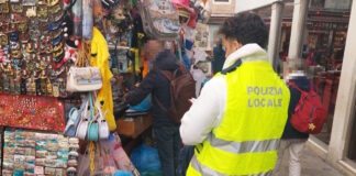 Venezia, la Polizia Locale sequestra oltre 1.200 articoli non a norma e chiude un chiosco Controlli della Polizia Locale a un chiosco