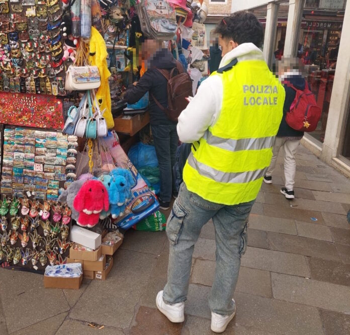 Controlli della Polizia Locale a un chiosco Controlli della Polizia Locale a un chiosco