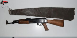 Maltrattava la compagna, aveva un’ascia sul comodino e in cantina armi da guerra: arrestato dai Carabinieri Armi e munizionamenti sequestrati dai Carabinieri