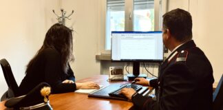 Denunciato per maltrattamenti in famiglia, aggredisce i Carabinieri: arrestato Una donna mentre sporge denuncia dai Carabinieri - immagine d'archivio