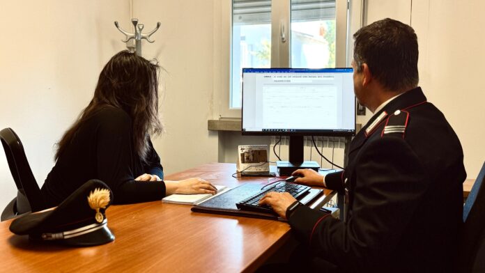 Una donna mentre sporge denuncia dai Carabinieri - immagine d'archivio Una donna mentre sporge denuncia dai Carabinieri - immagine d'archivio