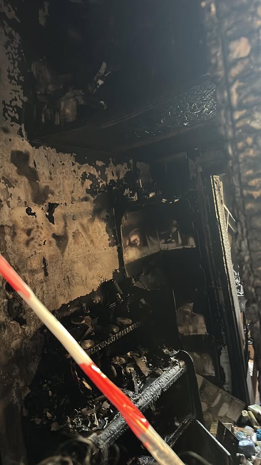 La casa distrutta nell'incendio La casa distrutta nell'incendio