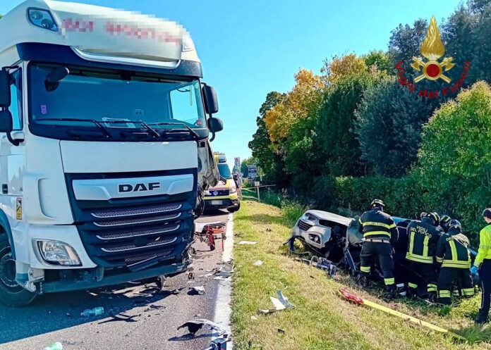 Fossalta di Portogruaro, scontro tra un camion e un'auto Fossalta di Portogruaro, scontro tra un camion e un'auto