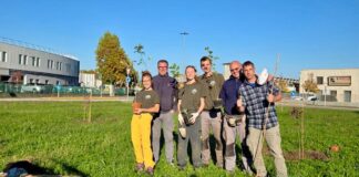 Piantati 50 nuovi alberi nella Zona Industriale di Villorba grazie a Mauro Naples e ai volontari Mauro Naples e i volontari nella Zona Industriale di Villorba