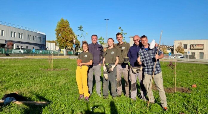 Mauro Naples e i volontari nella Zona Industriale di Villorba Mauro Naples e i volontari nella Zona Industriale di Villorba