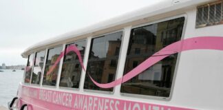 Venezia saluta il Vaporetto Rosa: si conclude il mese della prevenzione del tumore al seno Il Vaporetto Rosa