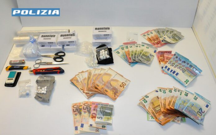 Spaccio di droga, il materiale sequestrato dalla Polizia di Stato ai 4 pusher Spaccio di droga, il materiale sequestrato dalla Polizia di Stato ai 4 pusher