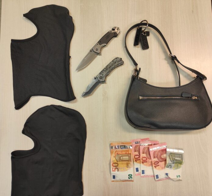 Rapina aggravata, i materiali sequestrati dai Carabinieri Rapina aggravata, i materiali sequestrati dai Carabinieri