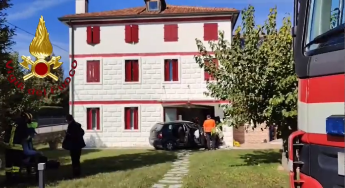Riese Pio X, l'auto finita nel giardino di una casa Riese Pio X, l'auto finita nel giardino di una casa