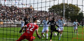 Yeboah post Venezia-Frosinone: “Contento per la vittoria, ora voglio trovare continuità “ John Yeboah mentre calcia il rigore in Venezia-Frosinone - foto Andrea Pattaro@Vision