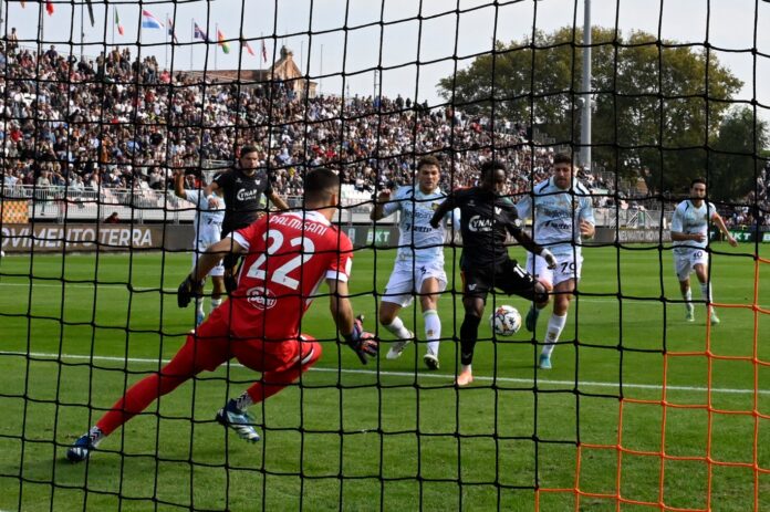 John Yeboah mentre calcia il rigore in Venezia-Frosinone - foto Andrea Pattaro@Vision John Yeboah mentre calcia il rigore in Venezia-Frosinone - foto Andrea Pattaro@Vision