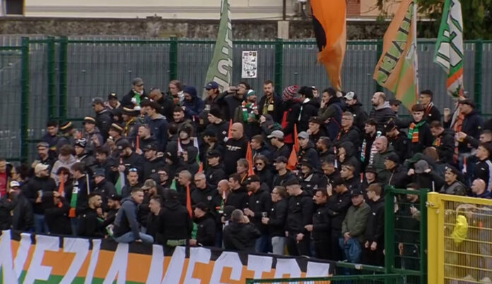 Carrarese-Venezia, il settore dei tifosi arancioneroverdi Carrarese-Venezia, il settore dei tifosi arancioneroverdi