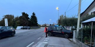 Motociclo Vespa esce di strada con a bordo due persone: 43enne in pericolo di vita I Carabinieri di Maserada sul luogo dove il motociclo Vespa ha subito l’incidente