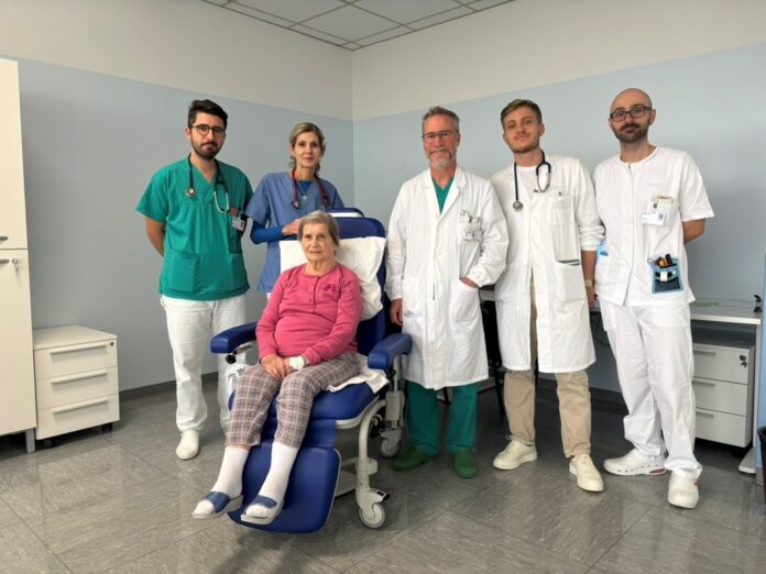 L'équipe medico infermieristica che ha eseguito l'intervento a Castelfranco Veneto sulla paziente ultracentenaria L'équipe medico infermieristica che ha eseguito l'intervento a Castelfranco Veneto sulla paziente ultracentenaria