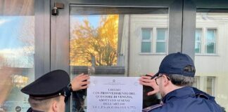 Lido di Venezia, chiuso per 10 giorni locale diventato ritrovo di pregiudicati Lido di Venezia, le Forze dell'Ordine notificano il provvedimento di sospensione al locale