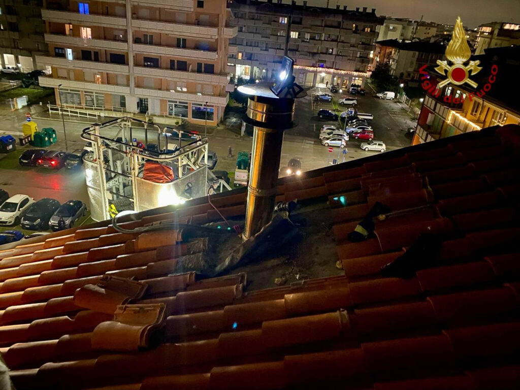Chioggia, la canna fumaria sul tetto della palazzina andato a fuoco