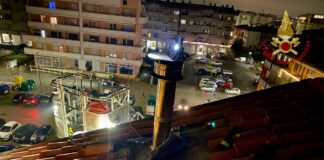 Chioggia, in fiamme una canna fumaria: incendio sul tetto di una palazzina Chioggia, la canna fumaria sul tetto della palazzina andato a fuoco