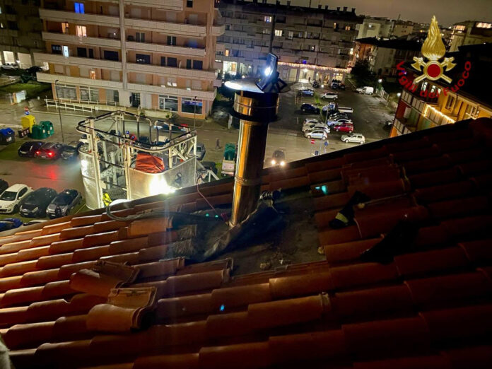 Chioggia, la canna fumaria sul tetto della palazzina andato a fuoco Chioggia, la canna fumaria sul tetto della palazzina andato a fuoco