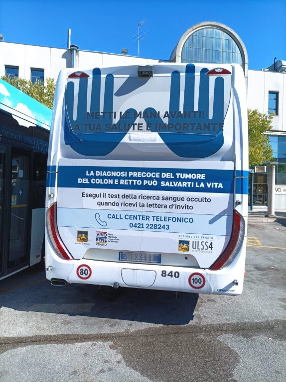 Un Autobus brandizzato con la campagna di screening per la prevenzione dei tumori del colon e del retto