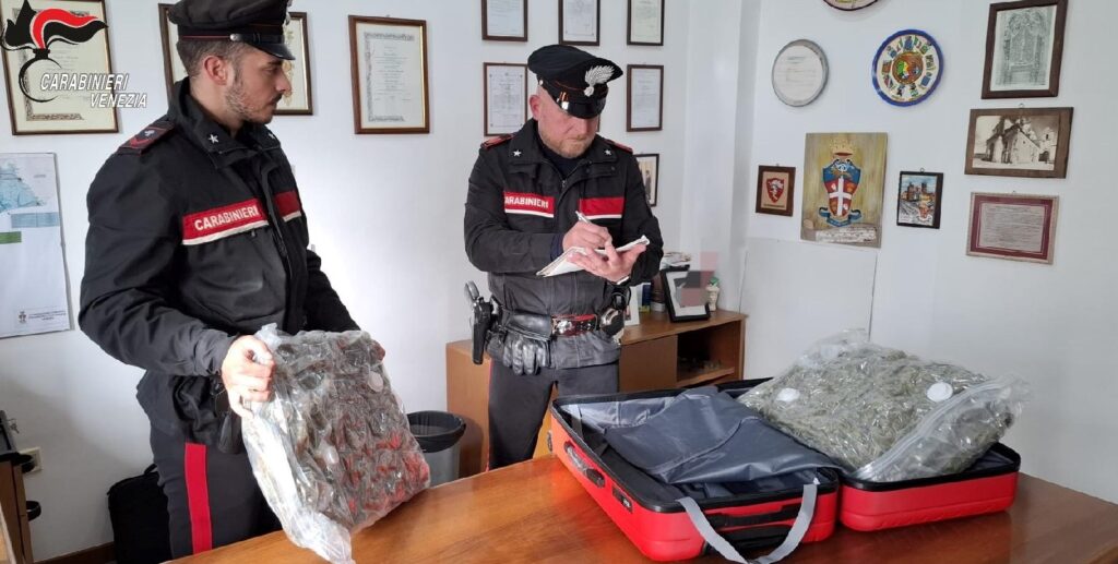I Carabinieri con il trolley dove è stata nascosta la marijuana