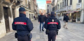 Venezia, i Carabinieri sequestrano oltre 9mila prodotti potenzialmente pericolosi Carabinieri di Venezia in azione
