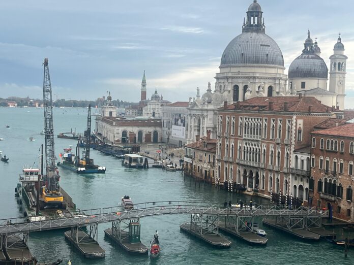 Il Ponte Votivo allestito per le celebrazioni della Madonna della Salute Il Ponte Votivo allestito per le celebrazioni della Madonna della Salute