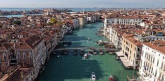 Aperto il ponte votivo verso la basilica di Santa Maria della Salute Il Ponte Votivo per le celebrazioni della Madonna della Salute