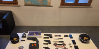 Rapina con pistola al rider: i Carabinieri di Oderzo trovano e sequestrano armi come coltelli, katana e repliche di pistole Le armi sequestrate dai Carabinieri di Oderzo