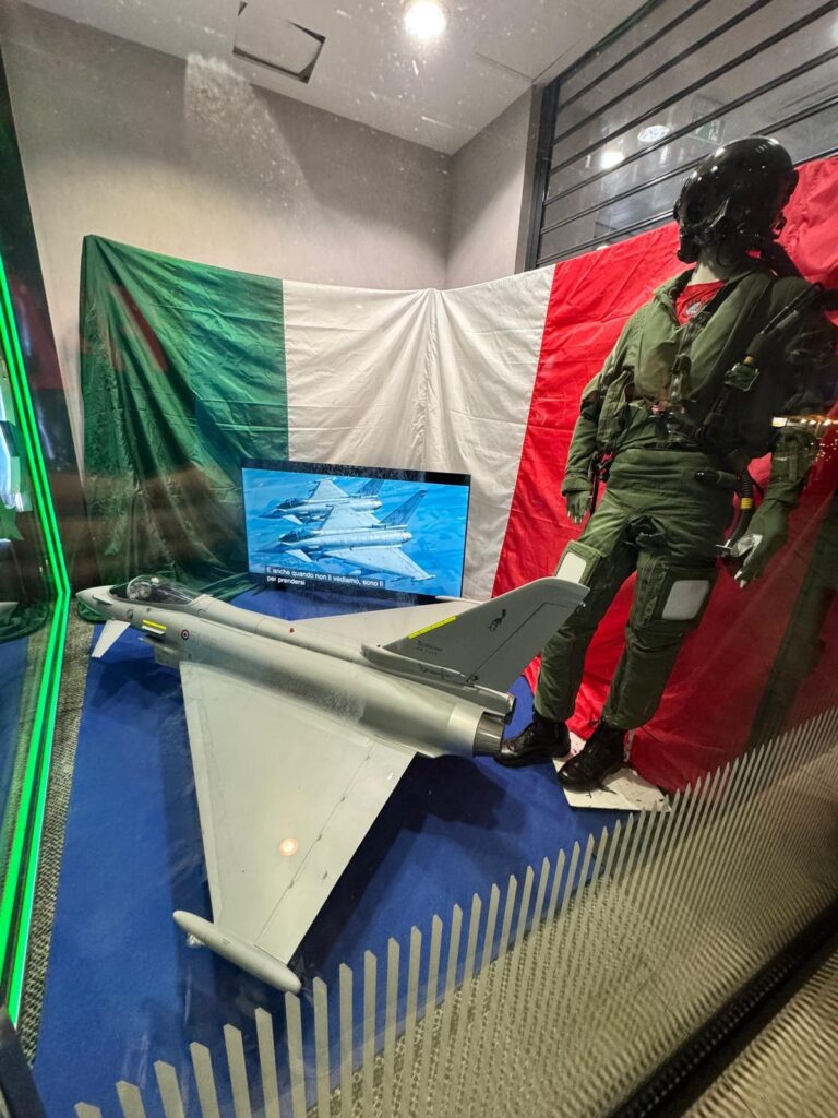 vetrine espositive con uniformi, simboli e araldi appartenenti alle diverse Forze Armate dello Stato