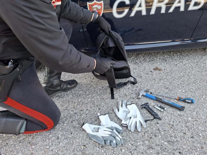 I Carabinieri sequestrano gli arnesi da scasso I Carabinieri sequestrano gli arnesi da scasso