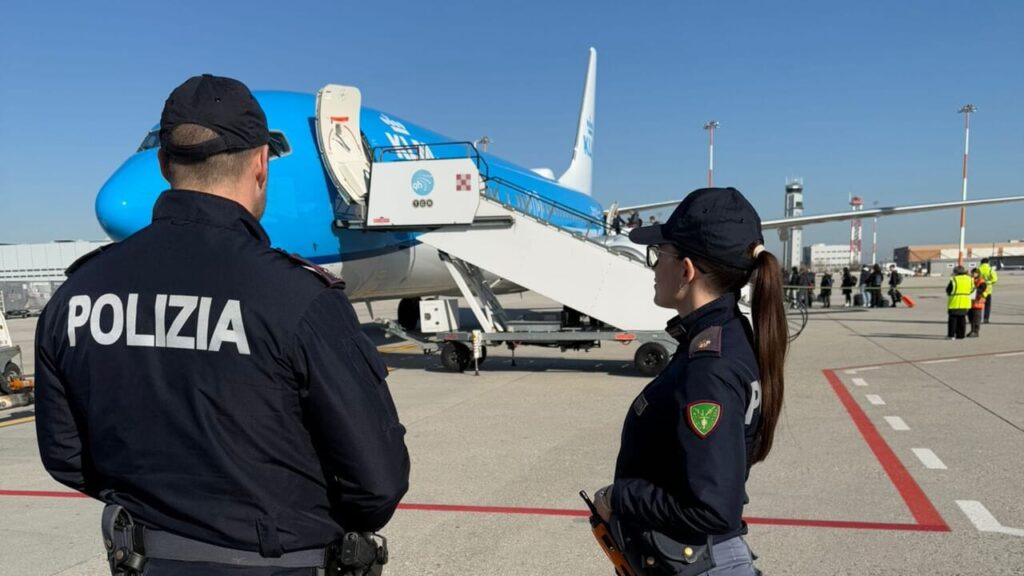 Polizia di frontiera all'aeroporto di Venezia